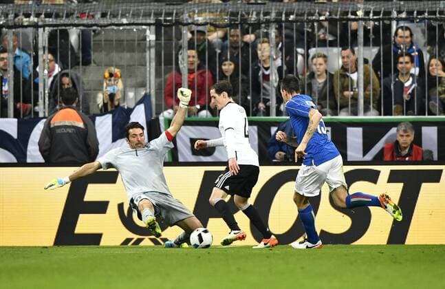 TOR 4:0 durch Mesut Özil (GER) per Strafstoß Elfmeter nach Foul von Torwart Gianluigi Buffon (ITA) an Sebastian Rudy (GER) im Strafraum DFB Länderspiel Nationalteam Deutschland gegen Italien Freundschaftsspiel Fußball Herren GER vs ITA Allianz Arena München 29.03.2016 DFB Länderspiel Nationalteam Deutschland gegen Italien