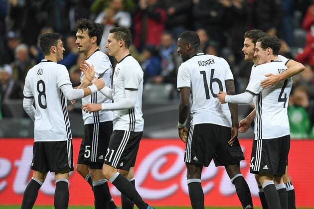 FUSSBALL INTERNATIONAL TESTSPIEL IN DER ALLIANZ ARENA MUENCHEN Deutschland - Italien 29.03.2016 Torjubel nach dem 3:0: Mesut Oezil, Mats Hummels, Julian Draxler, Antonio Ruediger, Shkodran Mustafi und Sebastian Rudy (v.l., alle Deutschland) 
