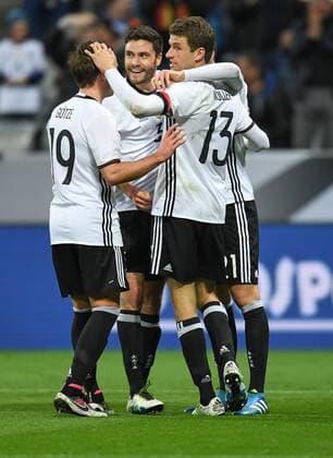FUSSBALL INTERNATIONAL TESTSPIEL IN DER ALLIANZ ARENA MUENCHEN Deutschland - Italien 29.03.2016 Torjubel nach dem 3:0: Mario Goetze, Shkodran Mustafi und Thomas Mueller (v.l., alle Deutschland) 