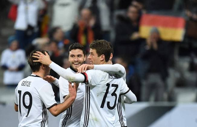Bilder des Tages - SPORT FUSSBALL INTERNATIONAL TESTSPIEL IN DER ALLIANZ ARENA MUENCHEN Deutschland - Italien 29.03.2016 Torjubel nach dem 3:0: Mario Goetze, Shkodran Mustafi und Thomas Mueller (v.l., alle Deutschland) 