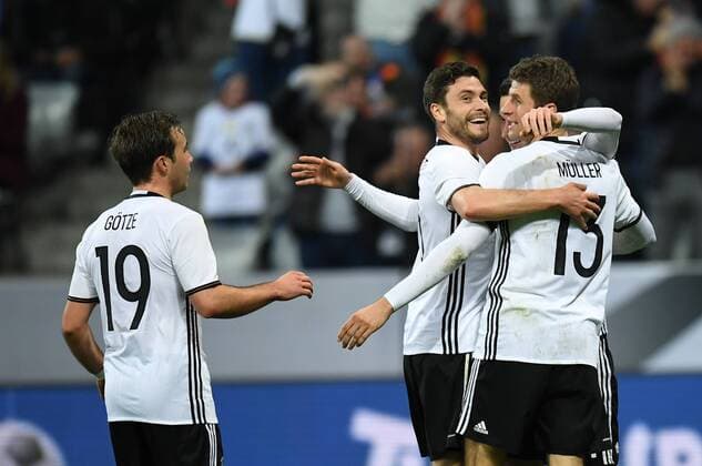 FUSSBALL INTERNATIONAL TESTSPIEL IN DER ALLIANZ ARENA MUENCHEN Deutschland - Italien 29.03.2016 Torjubel nach dem 3:0: Mario Goetze, Shkodran Mustafi und Thomas Mueller (v.l., alle Deutschland) 