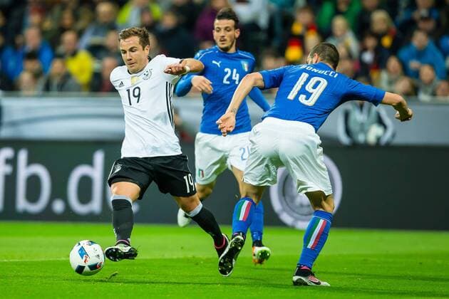 Fußball, Länderspiel, Deutschland - Italien Dienstag 29.03.2016, Laenderspiel - Testspiel in Muenchen, Deutschland - Italien, Mario Goetze (Deutschland 19) gegen Leonardo Bonucci (Italien 19) DeFodi507