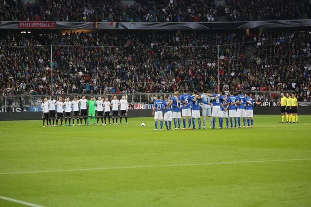 Schweigeminute für Johan Cryuff - Deutschland vs. Italien, Allianz Arena München