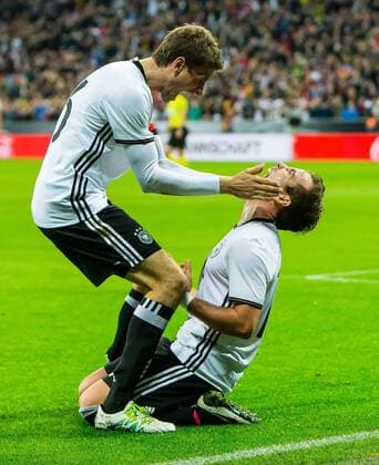 Fußball, Länderspiel, Deutschland - Italien Dienstag 29.03.2016, Laenderspiel - Testspiel in Muenchen, Deutschland - Italien, bejubelt sein Tor zum 2 zu 0 Mario Goetze (Deutschland 19) mit Thomas Mueller (Deutschland 13) DeFodi507