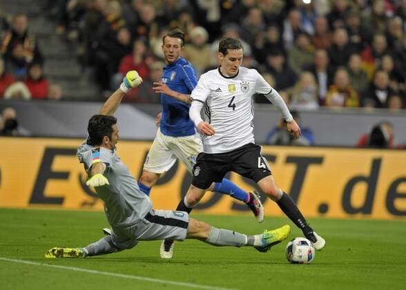 Bilder des Tages - SPORT 29.03.2016, Fussball Nationalmannschaft, Freundschaftsspiel Deutschland - Italien, in der Allianz-Arena München. v.li: Foul von Torwart Gianluigi Buffon (Italien) gegen Sebastian Rudy (Deutschland) zum Elfmeter. 