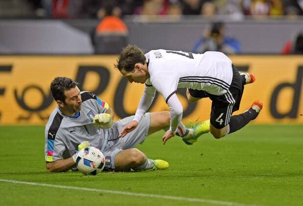 29.03.2016, Fussball Nationalmannschaft, Freundschaftsspiel Deutschland - Italien, in der Allianz-Arena München. v.li: Foul von Torwart Gianluigi Buffon (Italien) gegen Sebastian Rudy (Deutschland) zum Elfmeter. 