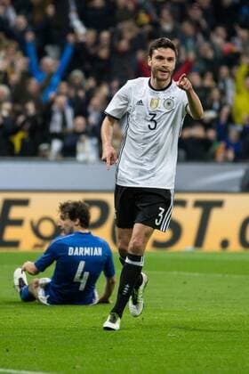 Fußball, Länderspiel, Deutschland - Italien Muenchen Jonas Hector (GER 3) beim Torjubel nach dem Treffer zum 3:0 mit Matteo Darmian (ITA 4) beim Freundschaftsspiel zwischen Deutschland und Italien am 29.03.2016, Copyright: Schueler Eibner-Pressefoto EP_JSE