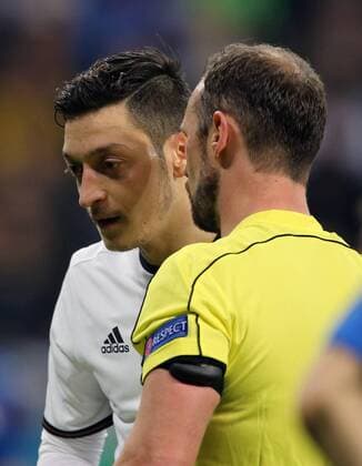 Fußball, Länderspiel, Deutschland - Italien SOCCER - GER vs ITA, test match MUNICH,GERMANY,29.MAR.16 - SOCCER - international match Länderspiel Germany vs Italy, friendly match. Image shows Mesut Oezil (GER) and referee Oliver Drachta (AUT). GEPAxpictures xThomasxBachun