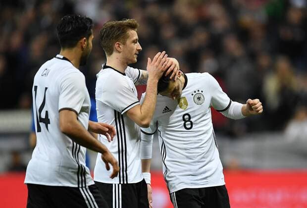FUSSBALL INTERNATIONAL TESTSPIEL IN DER ALLIANZ ARENA MUENCHEN Deutschland - Italien 29.03.2016 Torjubel nach dem 4:0: Emre Can, Marco Reus und Mesut Oezil (v.l., alle Deutschland) 
