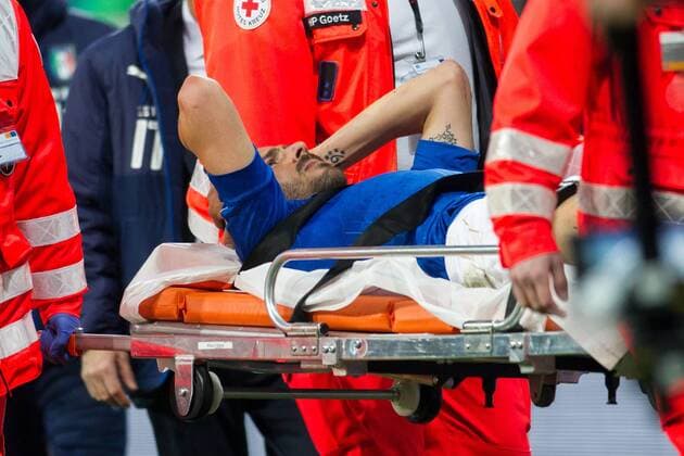 Muenchen Leonardo Bonucci (ITA 19) wird verletzt vom Platz getragen beim Freundschaftsspiel zwischen Deutschland und Italien am 29.03.2016, Copyright: Schueler Eibner-Pressefoto EP_JSE