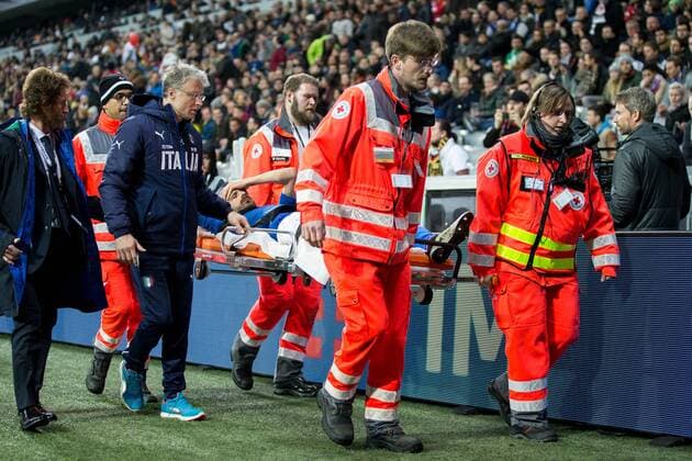 Muenchen Leonardo Bonucci (ITA 19) wird verletzt vom Platz getragen beim Freundschaftsspiel zwischen Deutschland und Italien am 29.03.2016, Copyright: Schueler Eibner-Pressefoto EP_JSE
