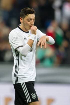 Muenchen Mesut Oezil (GER 8) beim Schnuller - Baby Torjubel nach dem Treffer zum 4:0 beim Freundschaftsspiel zwischen Deutschland und Italien am 29.03.2016, Copyright: Schueler Eibner-Pressefoto EP_JSE