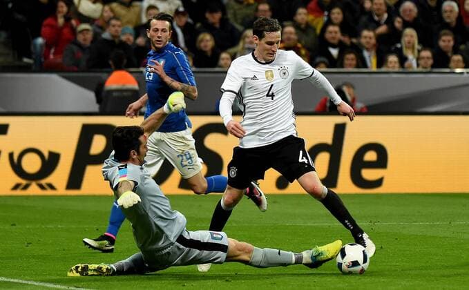 Fußball, Länderspiel, Deutschland - Italien 29.03.2016, xjhx, Fussball Testspiel, Deutschland - Italien, emspor v.l. Gianluigi Buffon (Italien), Sebastian Rudy (Deutsche Fussball Nationalmannschaft DFB)