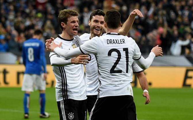 Fußball, Länderspiel, Deutschland - Italien 29.03.2016, xjhx, Fussball Testspiel, Deutschland - Italien, emspor v.l. Julian Draxler (Deutsche Fussball Nationalmannschaft DFB), Julian Draxler (Deutsche Fussball Nationalmannschaft DFB), Julian Draxler (Deutsche Fussball Nationalmannschaft DFB) Torjubel, Goal celebration, celebrate the goal zum 3:0