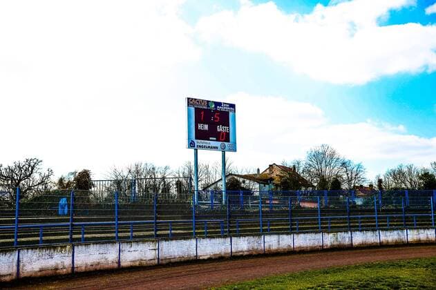 Fußball, Stadiongeschichte 1. FC Magdeburg Anzeigetafel - Heinrich Germer Stadion in Magdeburg ehemalige Heimspielstätte vom 1. FC Magdeburg und seinem Vorgängerverein SC Aufbau Magdeburg - Deutschland, Fussball, Mann, Maenner,26.03.2016