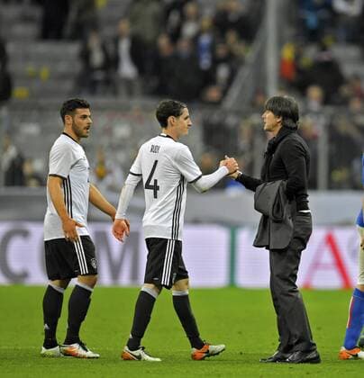 29.03.2016, Fussball Nationalmannschaft, Freundschaftsspiel Deutschland - Italien, in der Allianz-Arena München. v.li: Kevin Volland (Deutschland), Sebastian Rudy (Deutschland), Trainer Joachim Löw (Deutschland) shakehands nch dem Spiel. 