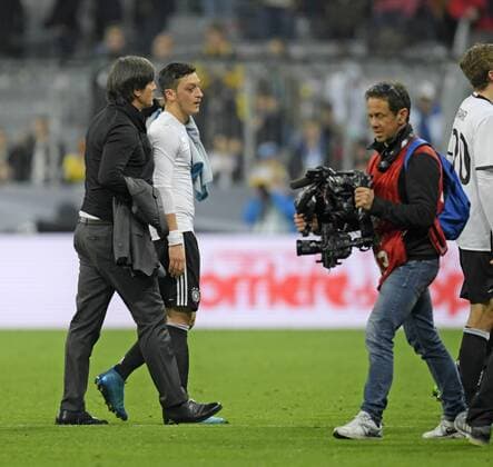 29.03.2016, Fussball Nationalmannschaft, Freundschaftsspiel Deutschland - Italien, in der Allianz-Arena München. v.li: Trainer Joachim Löw (Deutschland) shakehands nch dem Spiel mit Mesut Özil (Deutschland). 