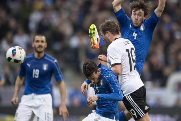 Tor zum 2-0: Torschuetze Mario Goetze (19 GER) spielt den Ball gegen Alessandro FLORENZI (24 ITA) und Matteo DARMIAN (4 ITA) hinten: Leonardo BONUCCI (19 ITA) Fussball Laenderspiel: Deutschland - Italien in Muenchen, Deutschland am 29.03.2016,