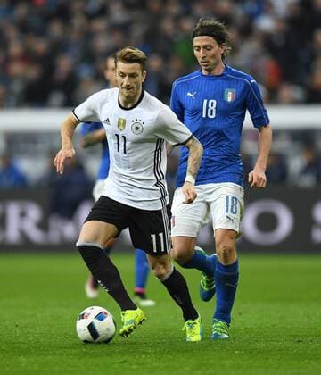 FUSSBALL INTERNATIONAL TESTSPIEL IN DER ALLIANZ ARENA MUENCHEN Deutschland - Italien 29.03.2016 Marco Reus (li, Deutschland) enteilt Riccardo Montolivo (re, Italien) 