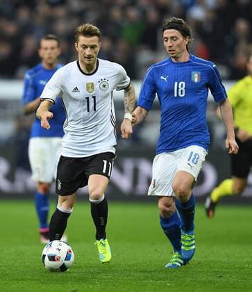 FUSSBALL INTERNATIONAL TESTSPIEL IN DER ALLIANZ ARENA MUENCHEN Deutschland - Italien 29.03.2016 Marco Reus (li, Deutschland) enteilt Riccardo Montolivo (re, Italien) 