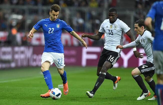FUSSBALL INTERNATIONAL TESTSPIEL IN DER ALLIANZ ARENA MUENCHEN Deutschland - Italien 29.03.2016 Stephan El Shaarawy (li, Italien) gegen Antonio Ruediger (Mitte) und Sebastian Rudy (re, beide Deutschland) 