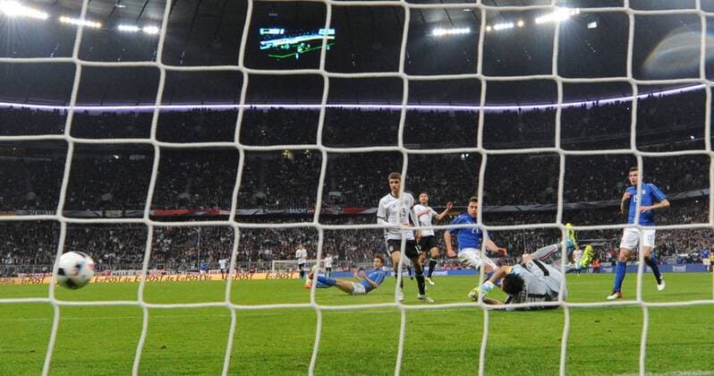 Fußball, Länderspiel, Deutschland - Italien Fussball, Herren, Saison 2015 16, Länderspiel in München, Deutschland - Italien, Jonas Hector (hinten in der Mitte, Deutschland) erzielt das Tor zum 3:0 gegen Torwart Gianluigi Buffon (Italien), 29.03.2016,