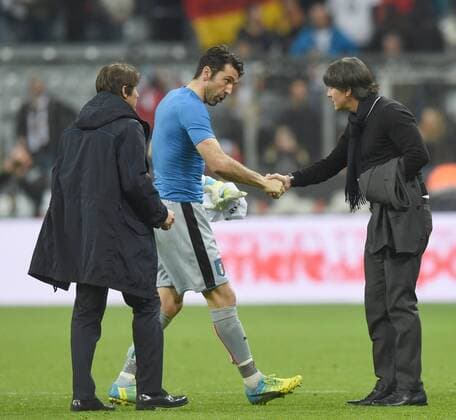 Fußball, Länderspiel, Deutschland - Italien Fussball, Herren, Saison 2015 16, Länderspiel in München, Deutschland - Italien, v. l. Torwart Gianluigi Buffon (Italien), Trainer Joachim Löw (Deutschland), respektvolle Verneigung nach dem Abpfiff, 29.03.2016,