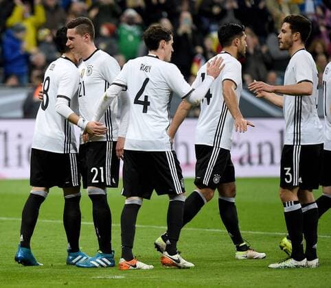 Fußball, Länderspiel, Deutschland - Italien 29.03.2016, xjhx, Fussball Testspiel, Deutschland - Italien, emspor v.l. Mesut Oezil (Deutsche Fussball Nationalmannschaft DFB) und Spieler Deutsche Fussball Nationalmannschaft DFB Torjubel, Goal celebration, celebrate the goal zum 4:0