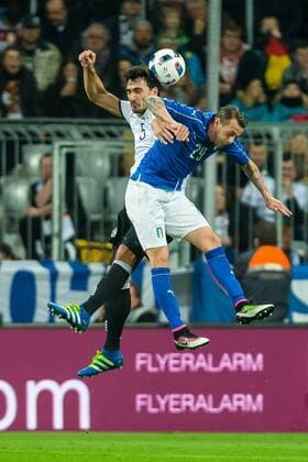 Fußball, Länderspiel, Deutschland - Italien Dienstag 29.03.2016, Laenderspiel - Testspiel in Muenchen, Deutschland - Italien, v-l Mats Hummels (Deutschland 5) Federico Bernardeschi (Italien 29) DeFodi507
