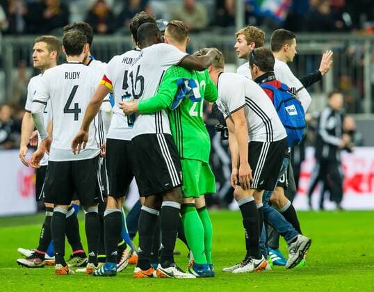 Fußball, Länderspiel, Deutschland - Italien Dienstag 29.03.2016, Laenderspiel - Testspiel in Muenchen, Deutschland - Italien, schlussjubel Deutschland DeFodi507