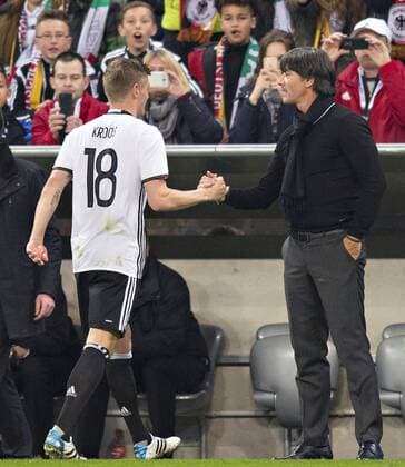 München, 29.03.2016, Allianz Arena Toni Kroos (Deutschland) klatscht mit Trainer Joachim Löw (Deutschland) ab Deutschland - Italien mm
