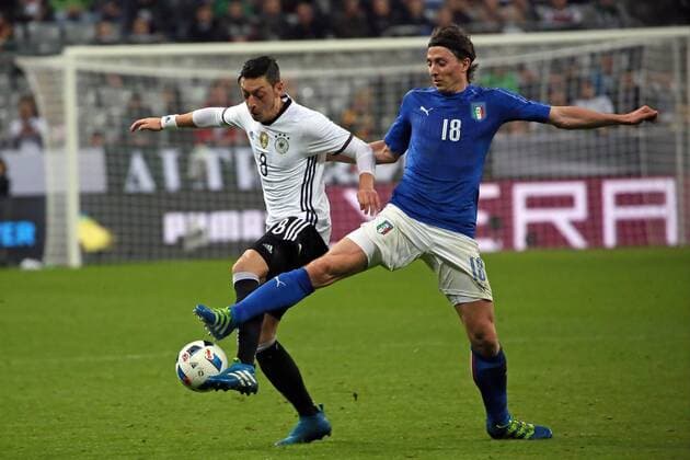 Fußball, Länderspiel, Deutschland - Italien Mesut Özil (D) gegen Ricardo Montolivo (ITA) - Deutschland vs. Italien, Allianz Arena München