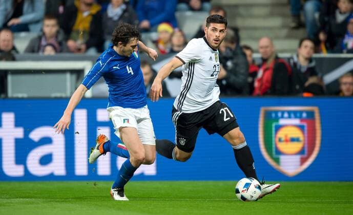 Fußball, Länderspiel, Deutschland - Italien 29. Maerz 2016: Muenchen, Allianz Arena: Fussball Testspiel: Deutschland - Italien: Kevin Volland (Deutschland) gegen Giacomo Bonaventura (Italien).