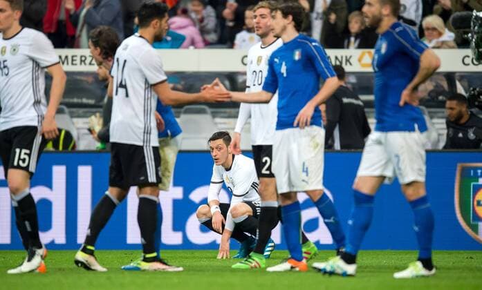 Fußball, Länderspiel, Deutschland - Italien 29. Maerz 2016: Muenchen, Allianz Arena: Fussball Testspiel: Deutschland - Italien: Mesut Oezil (Deutschland) nach dem Spiel nachdenklich.