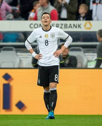 Fußball, Länderspiel, Deutschland - Italien 29. Maerz 2016: Muenchen, Allianz Arena: Fussball Testspiel: Deutschland - Italien: Mesut Oezil (Deutschland) nach dem Spiel nachdenklich.