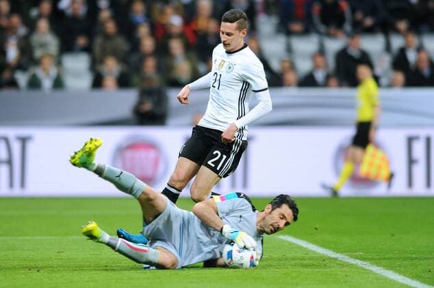 Fußball, Länderspiel, Deutschland - Italien Fussball, Deutschland, Herren, Fussball DFB Länderspiel Nationalteam zur Euro 2016, Allianz Arena München: Deutschland - Italien 4:1; Julian Draxler (GER), Gianluigi Buffon (ITA), Aktion.