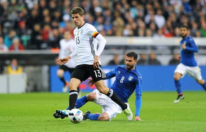 Fußball, Länderspiel, Deutschland - Italien Fussball, Deutschland, Herren, Fussball DFB Länderspiel Nationalteam zur Euro 2016, Allianz Arena München: Deutschland - Italien 4:1; Thomas Müller (GER), Thiago Motta (Italien), Aktion.