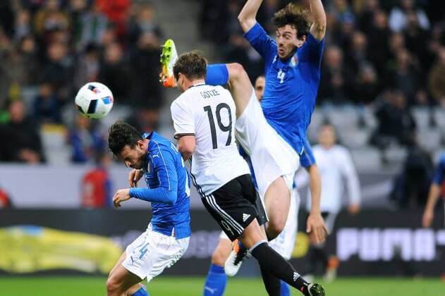 Fußball, Länderspiel, Deutschland - Italien Fussball, Deutschland, Herren, Fussball DFB Länderspiel Nationalteam zur Euro 2016, Allianz Arena München: Deutschland - Italien 4:1; Mario Götze (GER) erzielt das Tor zum 2:0 gegen Alessandro Florenzi (ITA) und Matteo Darmian (ITA), Aktion.