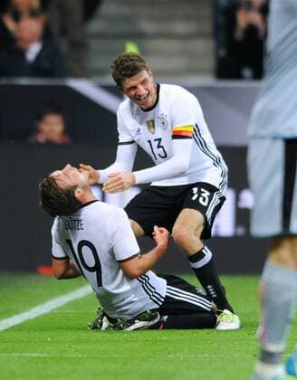 Fußball, Länderspiel, Deutschland - Italien Fussball, Deutschland, Herren, Fussball DFB Länderspiel Nationalteam zur Euro 2016, Allianz Arena München: Deutschland - Italien 4:1; Jubel Mario Götze (GER) nach seinem Tor zum 2:0, zusammen mit Thomas Müller (GER). Jubel, Freude, Aktion.