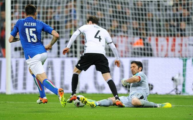 Fußball, Länderspiel, Deutschland - Italien Fussball, Deutschland, Herren, Fussball DFB Länderspiel Nationalteam zur Euro 2016, Allianz Arena München: Deutschland - Italien 4:1; Foul Gianluigi Buffon (ITA) an Sebastian Rudy (GER), daneben Francesco Acerbi (ITA), Aktion, Elfmeter.