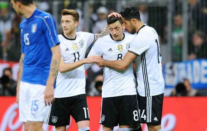 Fußball, Länderspiel, Deutschland - Italien Fussball, Deutschland, Herren, Fussball DFB Länderspiel Nationalteam zur Euro 2016, Allianz Arena München: Deutschland - Italien 4:1; Jubel Mesut Özil (GER) nach seinem Elfmeter Tor zum 4:0, zusammen mit Marco Reus (GER) und Emre Can (GER). Jubel, Freude, Aktion.