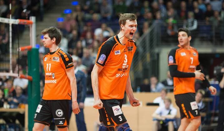 Berlin, Deutschland, 29.03.2016: Volleyball CEV CUP Finale Hinspiel Saison 2015 2016 - Berlin Recycling Volleys - Gazprom-Ugra Surgut. Jubel Tsimafei Zhukouski (BR Volleys 11), Robert Kromm (BR Volleys 3), Nicolas Le Goff (BR Volleys 7)
