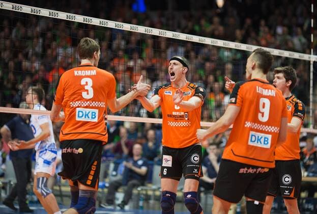 Berlin, Deutschland, 29.03.2016: Volleyball CEV CUP Finale Hinspiel Saison 2015 2016 - Berlin Recycling Volleys - Gazprom-Ugra Surgut. Jubel v.li. Robert Kromm (BR Volleys 3), Felix Fischer (BR Volleys 6), Paul Lotman (BR Volleys 9), Tsimafei Zhukouski (BR Volleys 11)