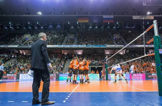 Berlin, Deutschland, 29.03.2016: Volleyball CEV CUP Finale Hinspiel Saison 2015 2016 - Berlin Recycling Volleys - Gazprom-Ugra Surgut. Trainer Roberto Serniotti (BR Volleys), Jubeltraube BR Volleys