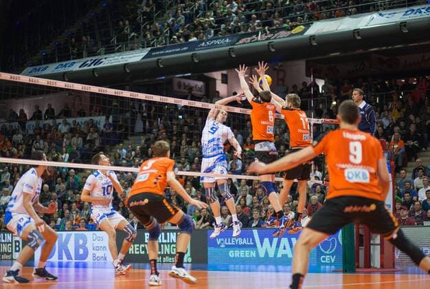 Berlin, Deutschland, 29.03.2016: Volleyball CEV CUP Finale Hinspiel Saison 2015 2016 - Berlin Recycling Volleys - Gazprom-Ugra Surgut. Kostyantin Bakun (Surgut 9) gegen den Block aus Felix Fischer (BR Volleys 6), Paul Carroll (BR Volleys 12)