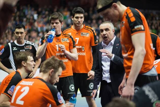 Berlin, Deutschland, 29.03.2016: Volleyball CEV CUP Finale Hinspiel Saison 2015 2016 - Berlin Recycling Volleys - Gazprom-Ugra Surgut. Trainer Roberto Serniotti (BR Volleys)