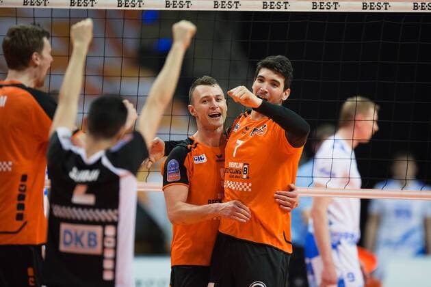 Berlin, Deutschland, 29.03.2016: Volleyball CEV CUP Finale Hinspiel Saison 2015 2016 - Berlin Recycling Volleys - Gazprom-Ugra Surgut. Jubel Robert Kromm (BR Volleys 3), Erik Shoji (BR Volleys 2), Paul Lotman (BR Volleys 9), Nicolas Le Goff (BR Volleys 7)