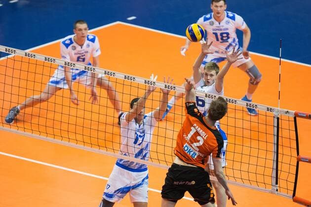 Berlin, Deutschland, 29.03.2016: Volleyball CEV CUP Finale Hinspiel Saison 2015 2016 - Berlin Recycling Volleys - Gazprom-Ugra Surgut. Paul Carroll (BR Volleys 12) gegen den Block aus Aleksa Brdjovic (Surgut 6), Aleksei Safonov (Surgut 17), Anton Semyshev (Surgut 16), Aleksey Rodichev (Surgut 18)