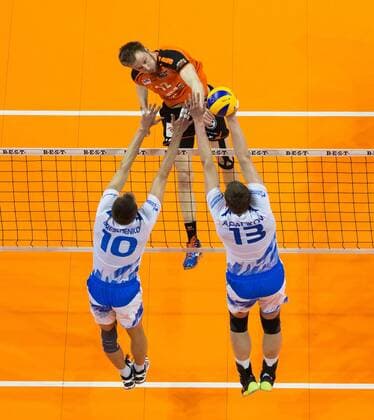 Berlin, Deutschland, 29.03.2016: Volleyball CEV CUP Finale Hinspiel Saison 2015 2016 - Berlin Recycling Volleys - Gazprom-Ugra Surgut. Paul Carroll (BR Volleys 12) gegen den Block aus Ian Iereschenko (Surgut 10) und Andrey Babeshin (Surgut 13)