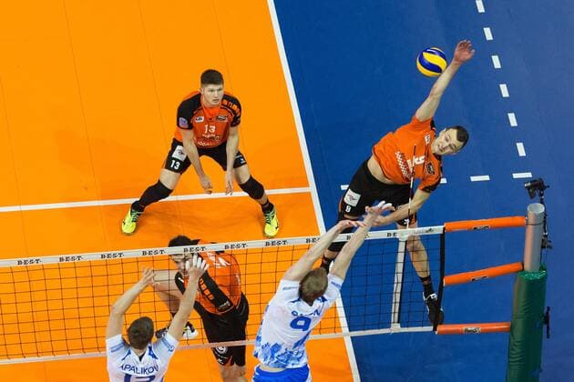 Berlin, Deutschland, 29.03.2016: Volleyball CEV CUP Finale Hinspiel Saison 2015 2016 - Berlin Recycling Volleys - Gazprom-Ugra Surgut. Paul Lotman (BR Volleys 9) gegen den Block aus Andrey Babeshin (Surgut 13) und Kostyantin Bakun (Surgut 9)